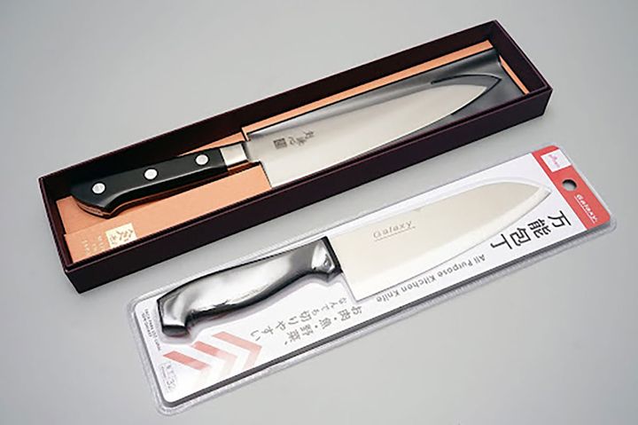 パッケージングについては「100円万能包丁」のほうが近代的な印象。「高級三徳包丁」はある意味伝統的な紙箱仕様です。