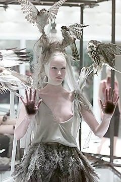 マックイーン 2001年春夏コレクションより。