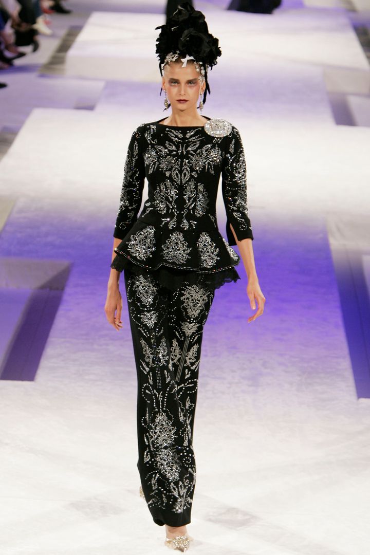 クリスチャン ラクロワ 2005-06年秋冬オートクチュールコレクションより。