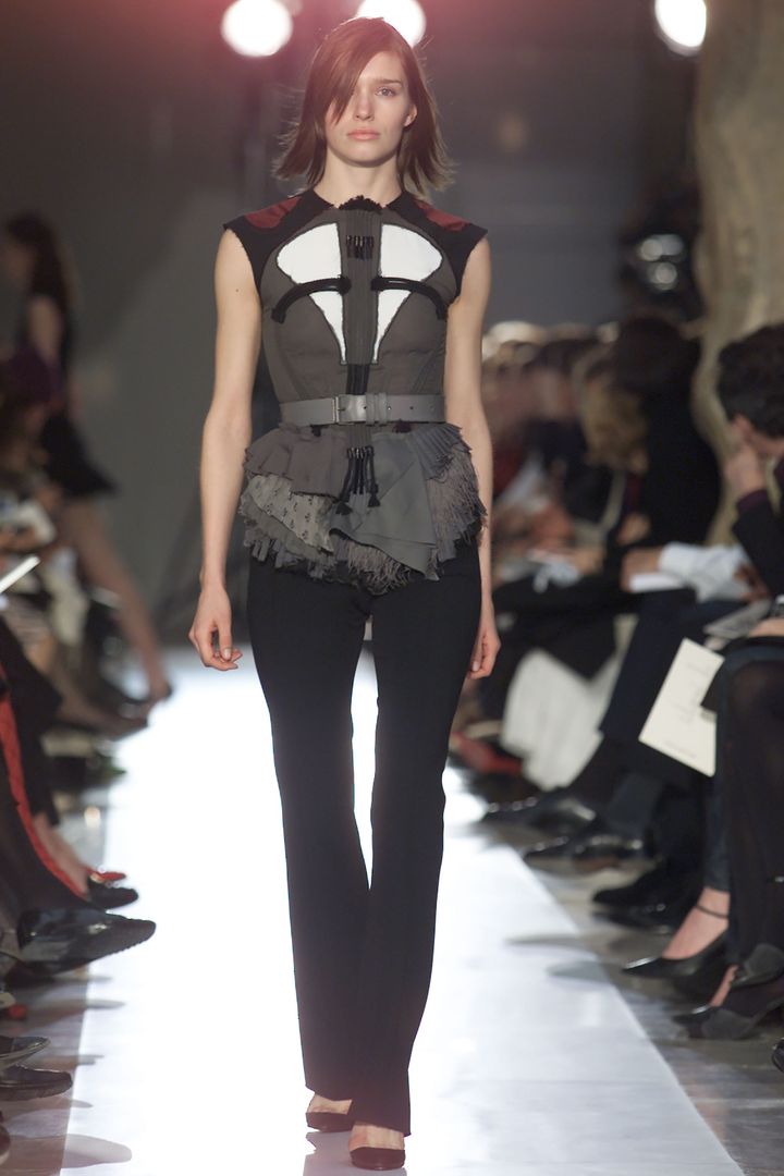 バレンシアガ 2001-02年秋冬コレクションより。