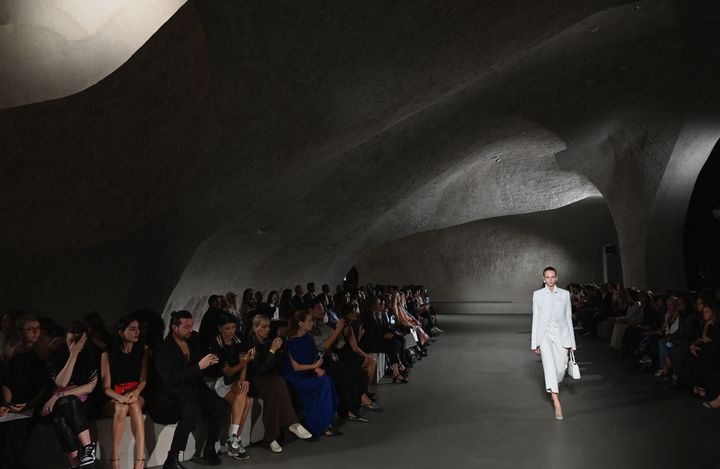 トリー バーチ 2024年春夏コレクションより。