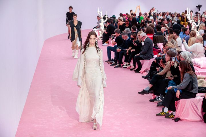 アクネ ストゥディオズ 2023年春夏コレクションより。