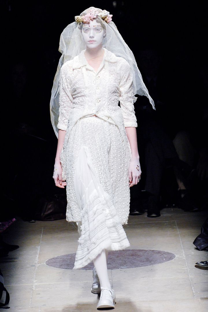 コム デ ギャルソン 2005-06年秋冬コレクションより。