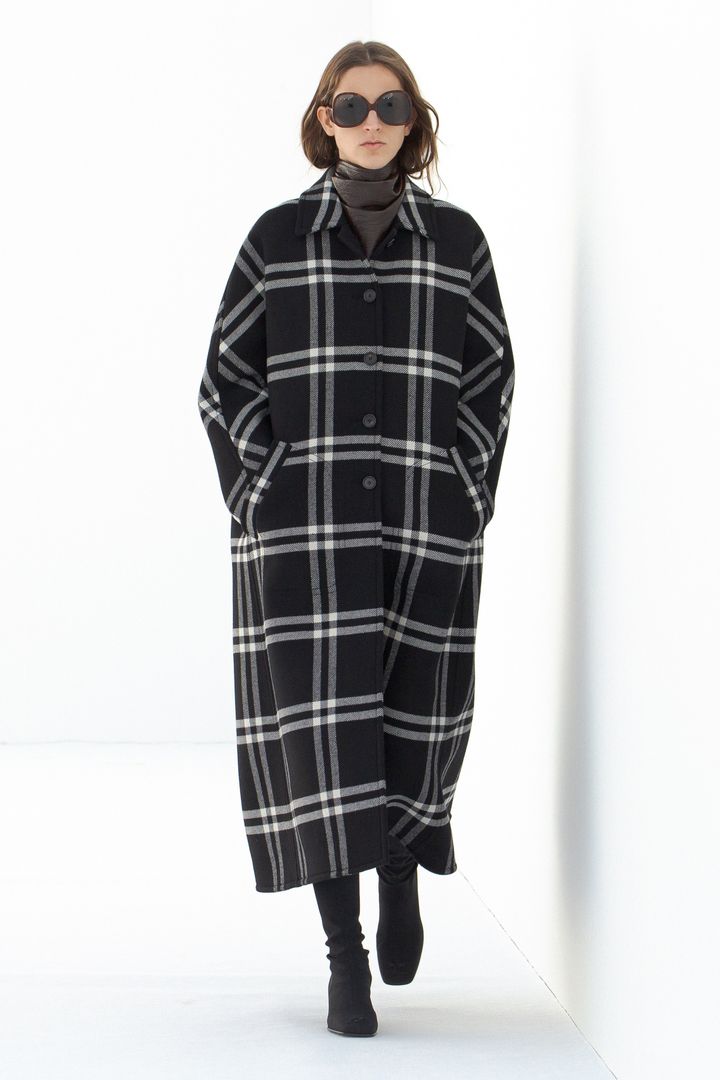 クレージュ 2021-22年秋冬コレクションより。