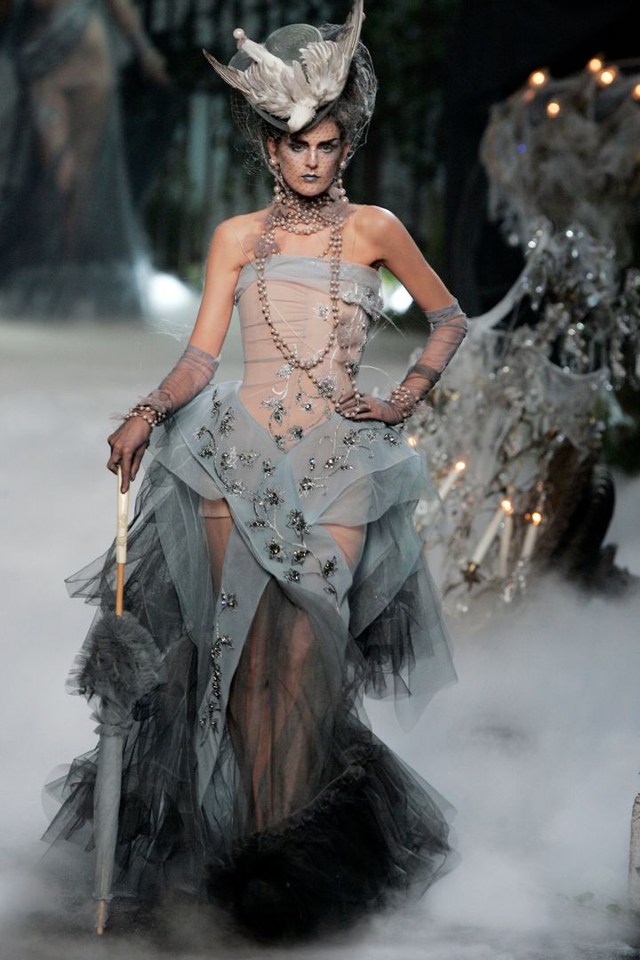 ディオール 2005-06年秋冬オートクチュールコレクションより。
