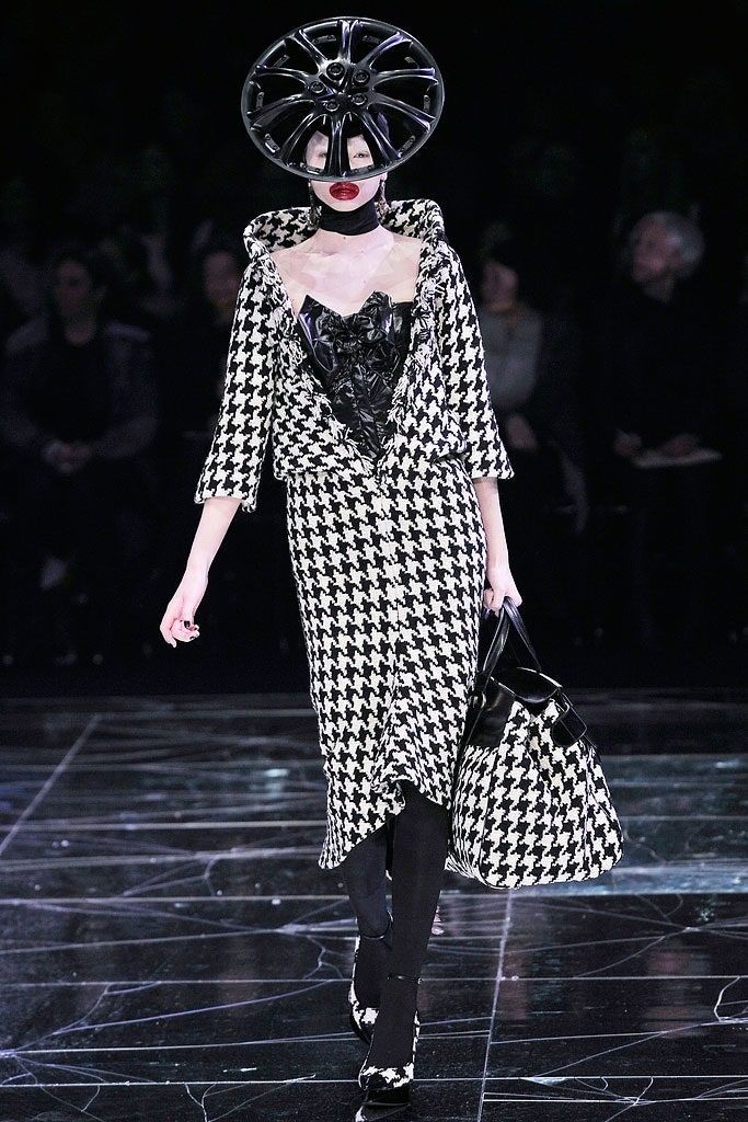 マックイーン 2009-10年秋冬コレクションより。