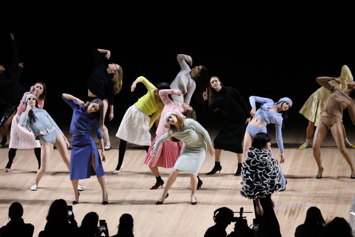 マーク ジェイコブス 2020-21年秋冬コレクションより。