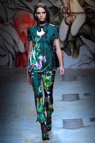 プラダ 2008年春夏コレクションより。