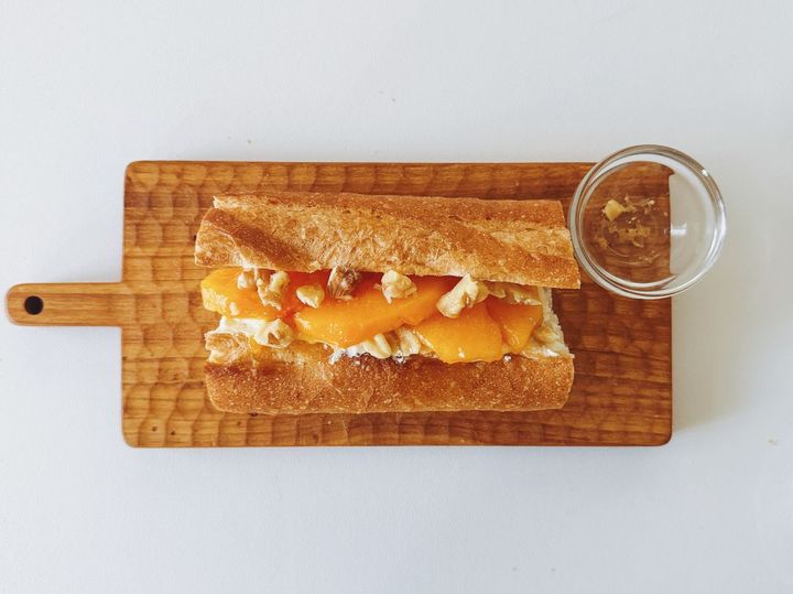 秋に食べたい、柿とクリームチーズのハニーサンドの作り方【パン好きなsumire.のバゲットサンドのレシピ vol.27 〜レシピで旅するヨーロッパ〜】