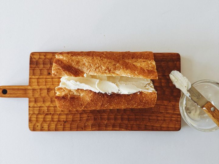 秋に食べたい、柿とクリームチーズのハニーサンドの作り方【パン好きなsumire.のバゲットサンドのレシピ vol.27 〜レシピで旅するヨーロッパ〜】
