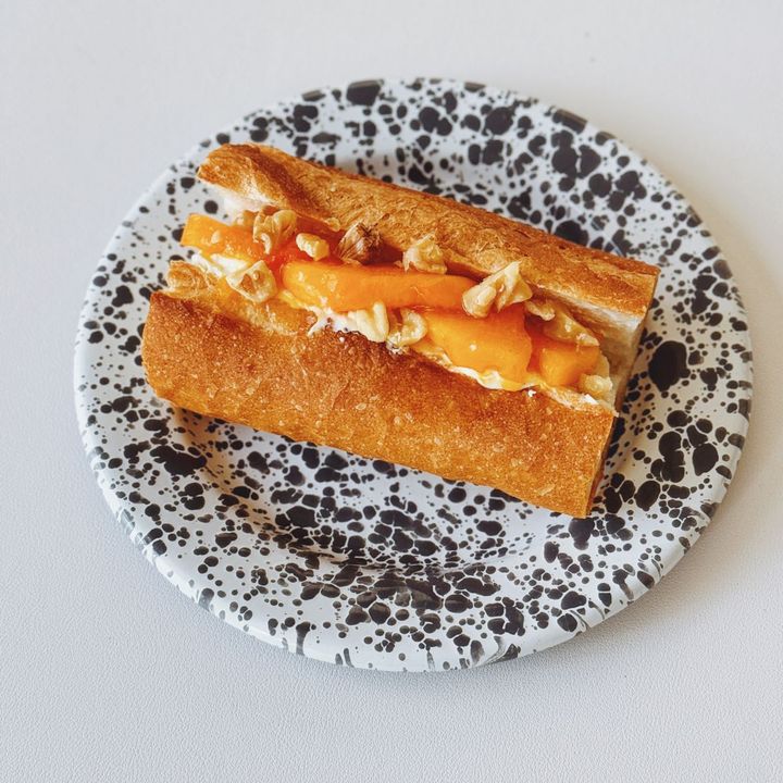秋に食べたい、柿とクリームチーズのハニーサンドの作り方【パン好きなsumire.のバゲットサンドのレシピ vol.27 〜レシピで旅するヨーロッパ〜】