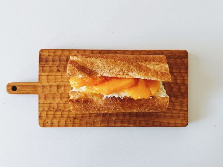 秋に食べたい、柿とクリームチーズのハニーサンドの作り方【パン好きなsumire.のバゲットサンドのレシピ vol.27 〜レシピで旅するヨーロッパ〜】
