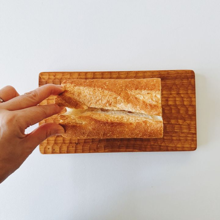 秋に食べたい、柿とクリームチーズのハニーサンドの作り方【パン好きなsumire.のバゲットサンドのレシピ vol.27 〜レシピで旅するヨーロッパ〜】