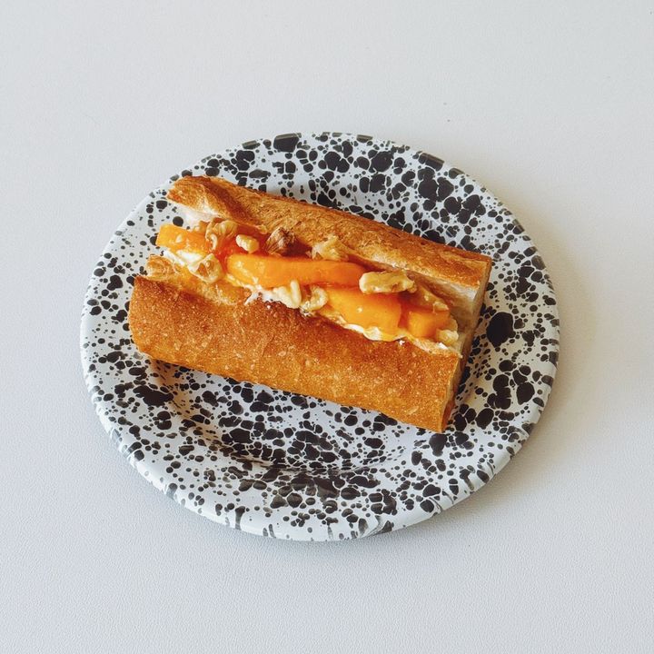 秋に食べたい、柿とクリームチーズのハニーサンドの作り方【パン好きなsumire.のバゲットサンドのレシピ vol.27 〜レシピで旅するヨーロッパ〜】