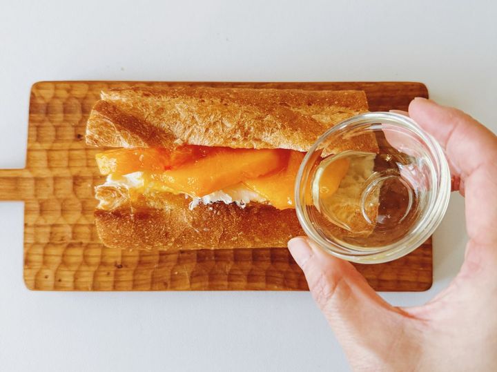 秋に食べたい、柿とクリームチーズのハニーサンドの作り方【パン好きなsumire.のバゲットサンドのレシピ vol.27 〜レシピで旅するヨーロッパ〜】