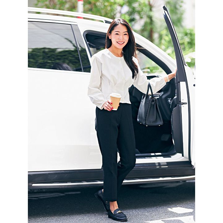長時間の車移動でもシワにならないパンツが定番
