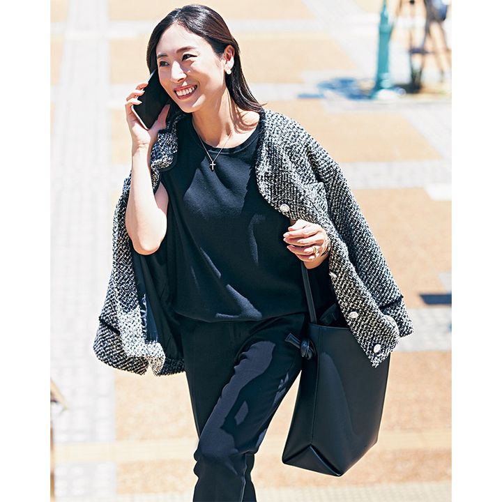 華やかに見えるツイードジャケットを羽織れば通勤服にたちまちシフト