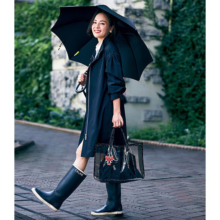 セリーヌのレインブーツとプールバッグで雨の日もオシャレに