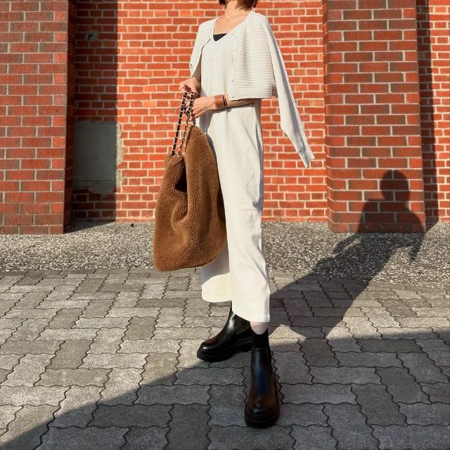 2ピースカーディガンセットワンピースを着たコーデ