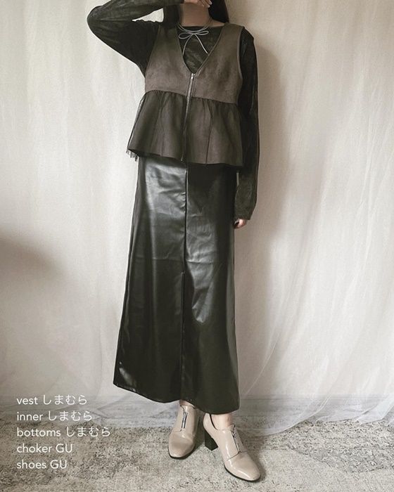 しまむらのダークグレーの「シアーベロアロンT」×合皮ナロースカート