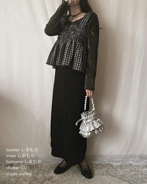 しまむらのダークグレーの「シアーベロアロンT」×ラメナロースカート