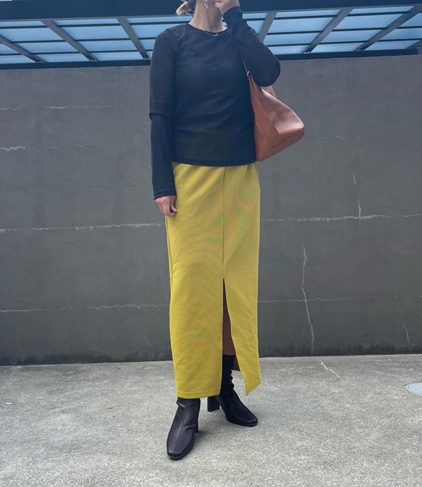 しまむらのブラックの「シアーベロアロンT」×フロントスリットナロースカート