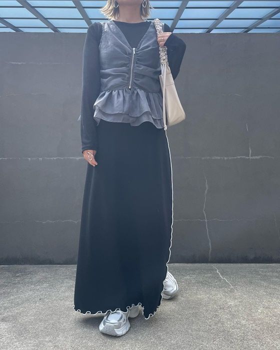 しまむらのブラックの「シアーベロアロンT」×配色メロウロングスカート