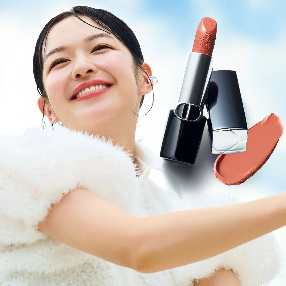 笑顔までドレスアップする口紅。「ルージュ ディオール 356」を主役に