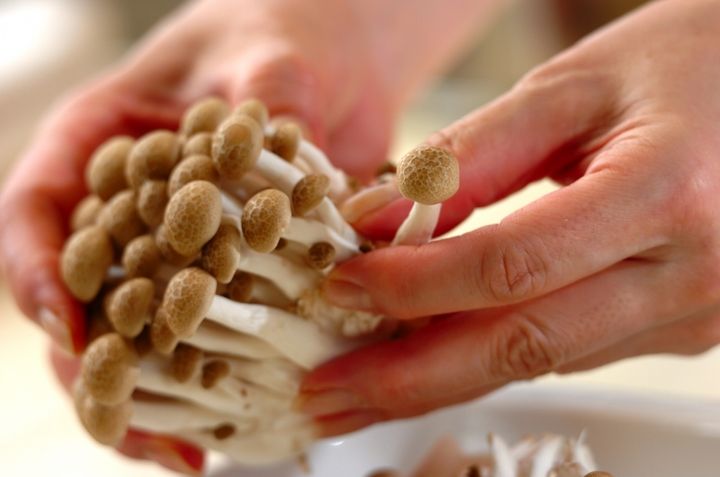 牛肉とシメジの黒コショウ炒めの下準備1