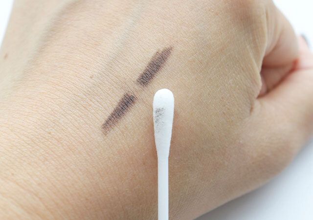 ダイソーのぬれてる綿棒でアイライナーオフ