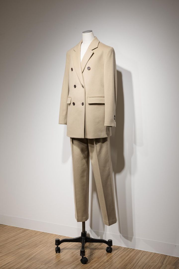 画像: ウールカシミヤダブルジャケット￥95,700、ウールカシミヤタックパンツ￥66,000ともに【ウィム ガゼット】 出典：ウィム ガゼット
