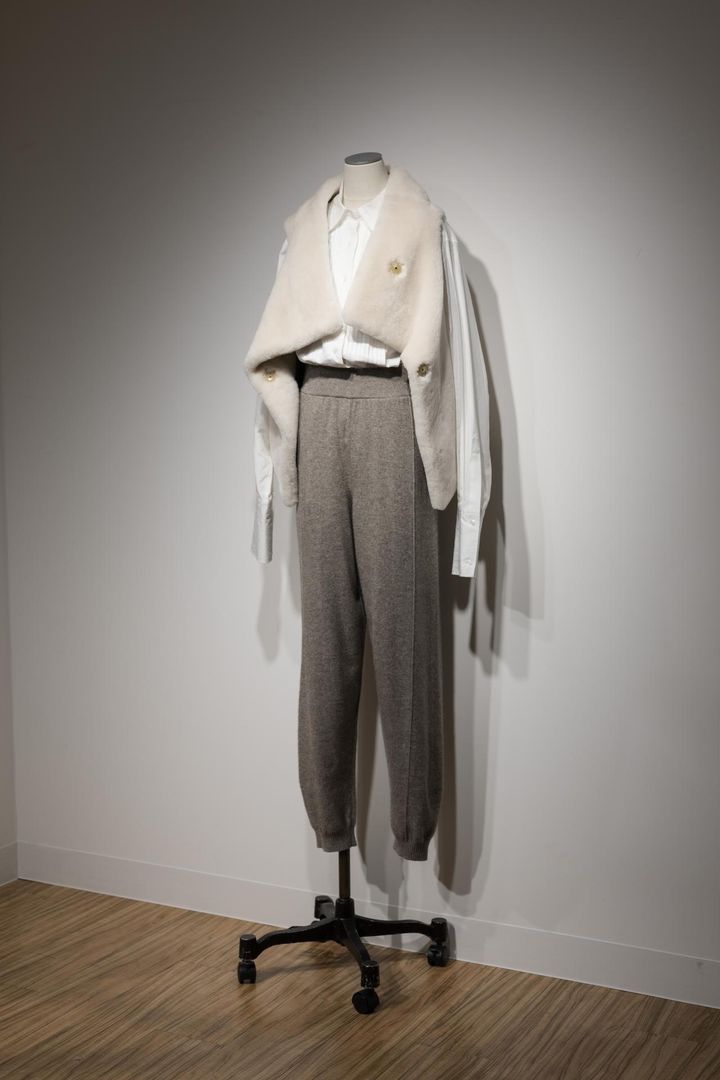 画像: ムートンベスト￥143,000、ピンタックシャツ¥49,500、カシミヤコンニットパンツ￥37,400すべて【ウィム ガゼット】 出典：ウィム ガゼット