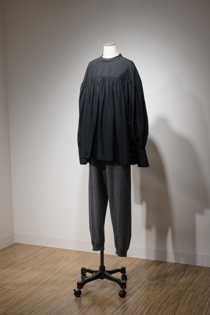 画像: 量感がある袖が甘さを加えるブラウスは、ニットパンツでカジュアルダウン。シルクコットンボリュームブラウス￥60,500、カシミヤコンニットパンツ￥37,400ともに【ウィム ガゼット】 出典：ウィム ガゼット