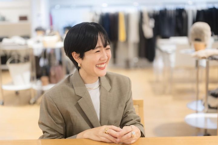 画像: 【ウィム ガゼット】ディレクター若林美緒さん。別注BACK OPEN JACKET￥169,400、コルセットTシャツ￥48,400、ドロップピアス￥19,800、チョーカー￥16,500、右手中指のリング￥73,700、左手人差し指のリング￥24,200、左手中指のリング￥24,200 出典：ウィム ガゼット