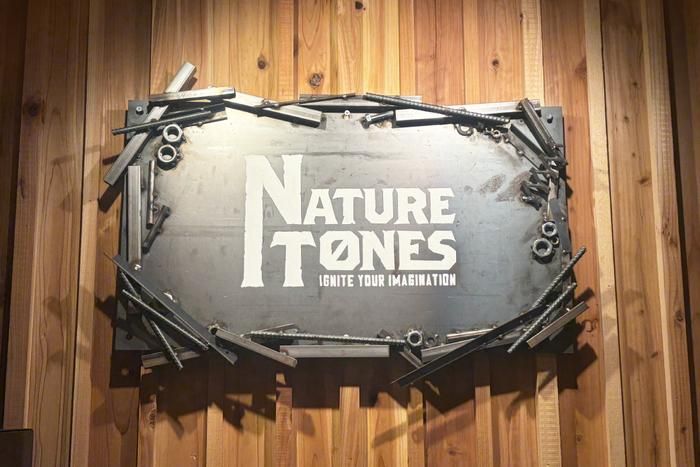 NATURETONES東京ストアの看板