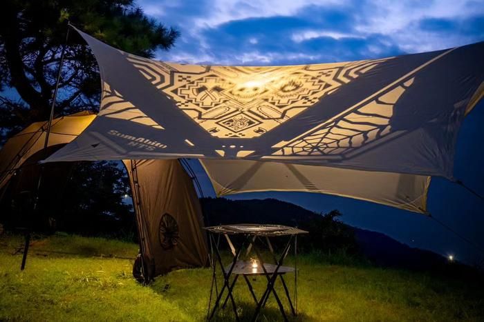 NATURETONESのテーブルからタープに模様を投影しているところ