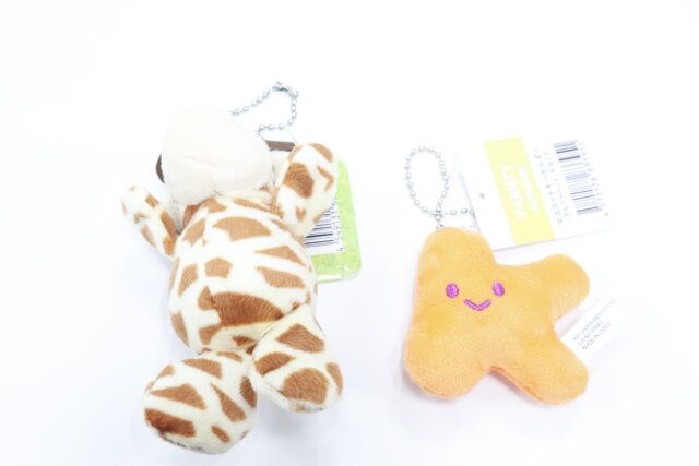 ダイソーのキーチェーン（アニマルマスコット、ジャングル）とマスコットキーホルダー（アルファベット、K）のパッケージ