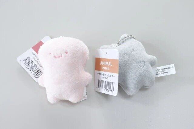 ダイソーのマスコットキーホルダー（エンジェルA）とマスコットキーホルダー（ウサギ）のパッケージ
