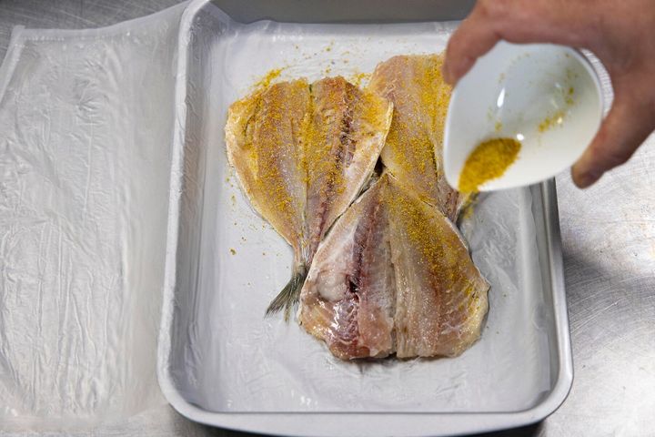 カレー粉をかける