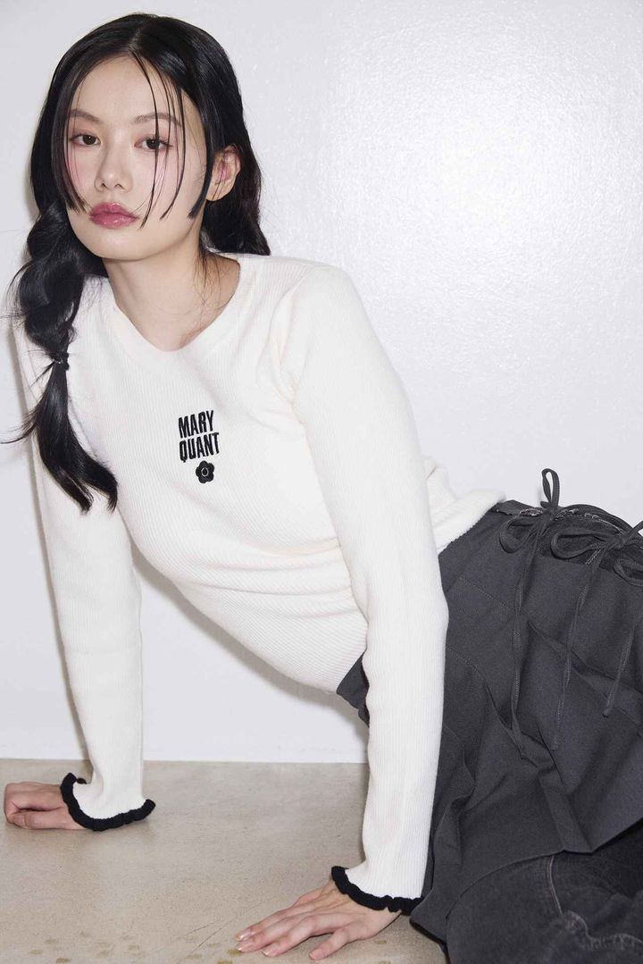 画像: 胸刺繍配色 ロゴ ロングスリーブニット ¥6,996／MARY QUANT×PUBLUX（デイトナパーク） 出典：www.daytona-park.com