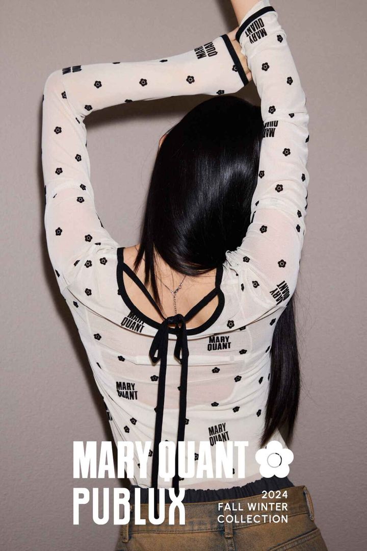 画像: フロッキープリント ロゴ シアー リボン付き トップス ¥6,600／MARY QUANT×PUBLUX（デイトナパーク） 出典：www.daytona-park.com