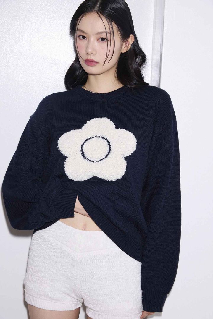 画像: 相良 フラワーモチーフ アート ジャガードニット ¥6,996／MARY QUANT×PUBLUX（デイトナパーク） 出典：www.daytona-park.com