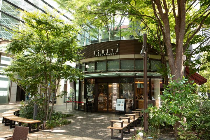 「白い恋人」で有名な「ISHIYA」直営♪道外唯一のカフェで雪のようなパフェにうっとり