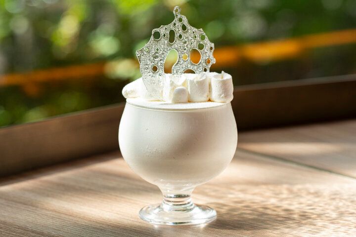 「白い恋人」で有名な「ISHIYA」直営♪道外唯一のカフェで雪のようなパフェにうっとり