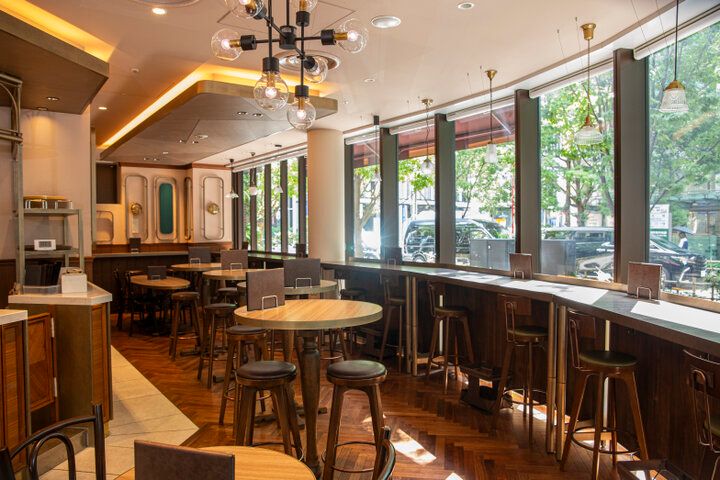 「白い恋人」で有名な「ISHIYA」直営♪道外唯一のカフェで雪のようなパフェにうっとり