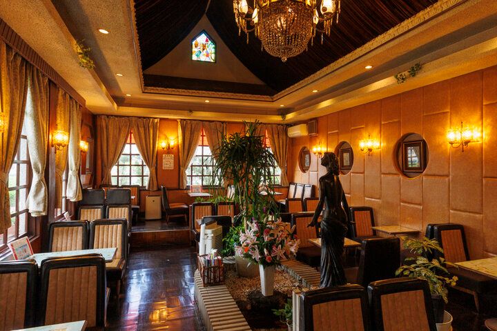 シャンデリアが煌めく昭和レトロな京都「喫茶フルール」で、ダブルプリンにときめく♪