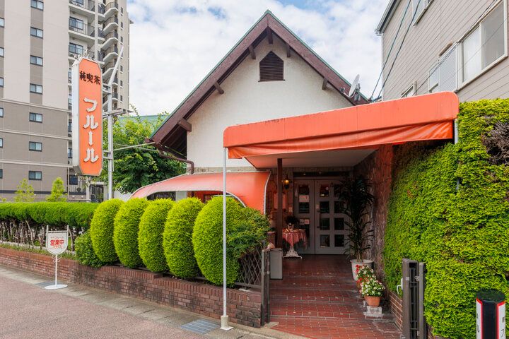 シャンデリアが煌めく昭和レトロな京都「喫茶フルール」で、ダブルプリンにときめく♪