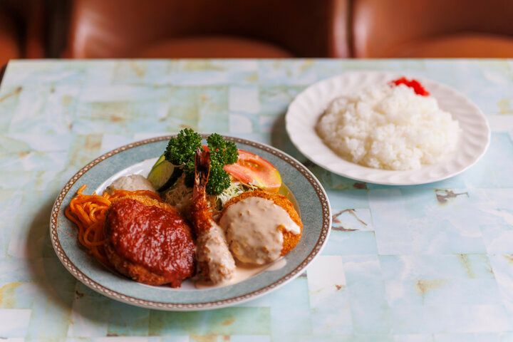 シャンデリアが煌めく昭和レトロな京都「喫茶フルール」で、ダブルプリンにときめく♪