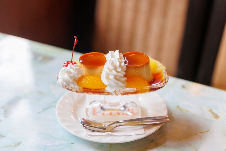 シャンデリアが煌めく昭和レトロな京都「喫茶フルール」で、ダブルプリンにときめく♪