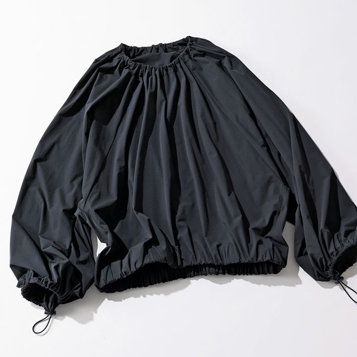 エミの黒のドロストブラウス